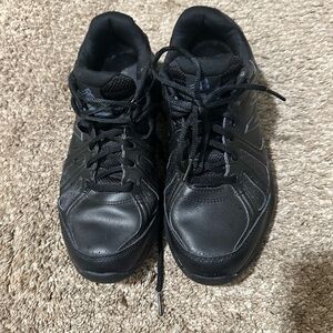 New balance working shoes women size 8 black  color
Still good conditions